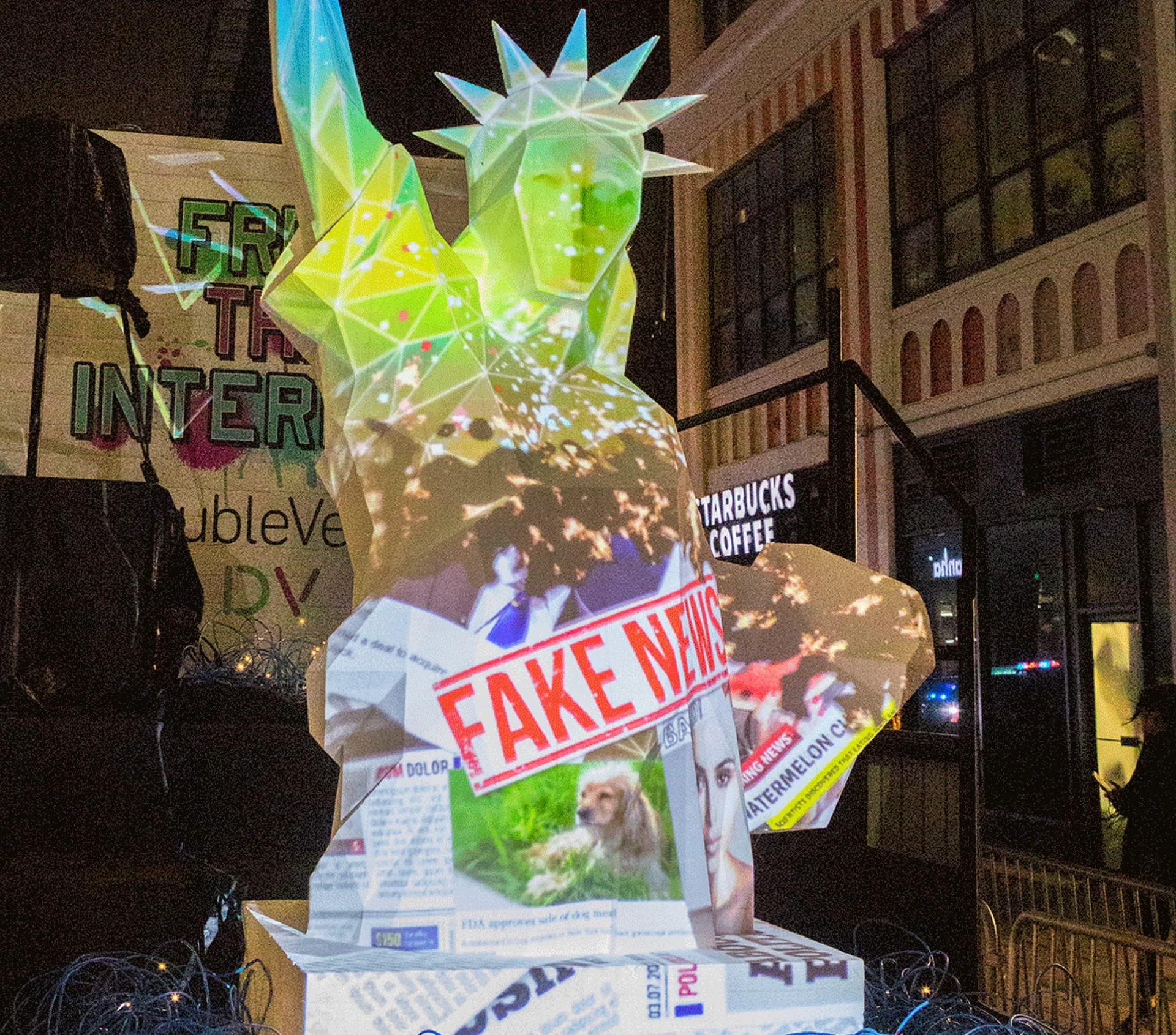 DoubleVerify : des unes de fausses nouvelles projetées sur la statue, tampon rouge « Fake news », chiot, pastèque et coupures de journaux, sur un lit de câbles lumineux