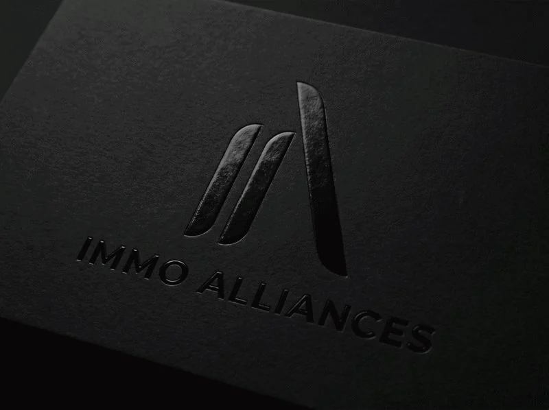 Immo Alliances : le monogramme et le nom gaufrés noir sur noir