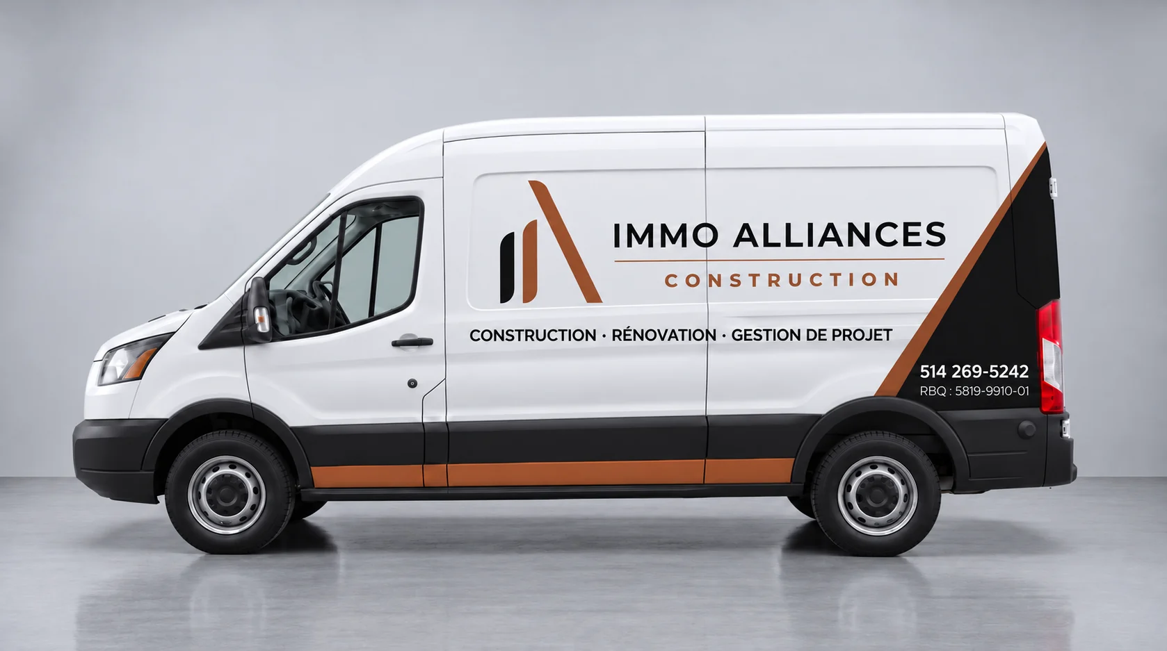 Immo Alliances Construction : simulation du lettrage d'un Ford Transit blanc, diagonale cuivre et bandeau noir