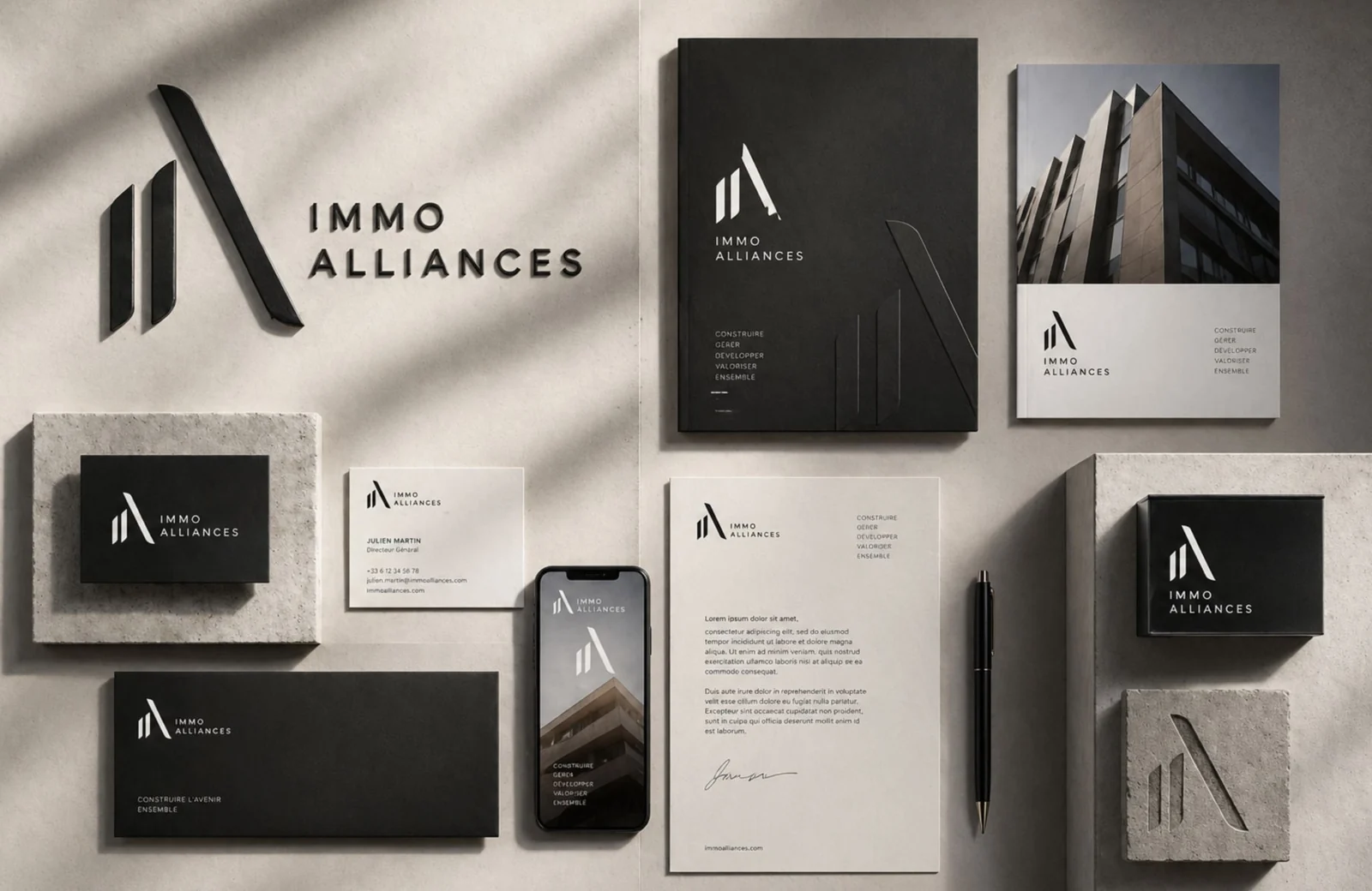 Immo Alliances : papeterie noire et blanche, cartes de visite, en-tête, dossier et téléphone