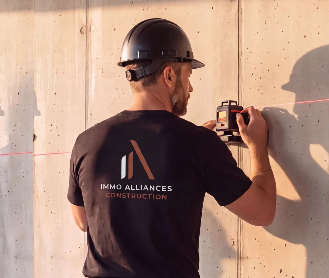Immo Alliances Construction : t-shirt noir au logo, porté sur le chantier