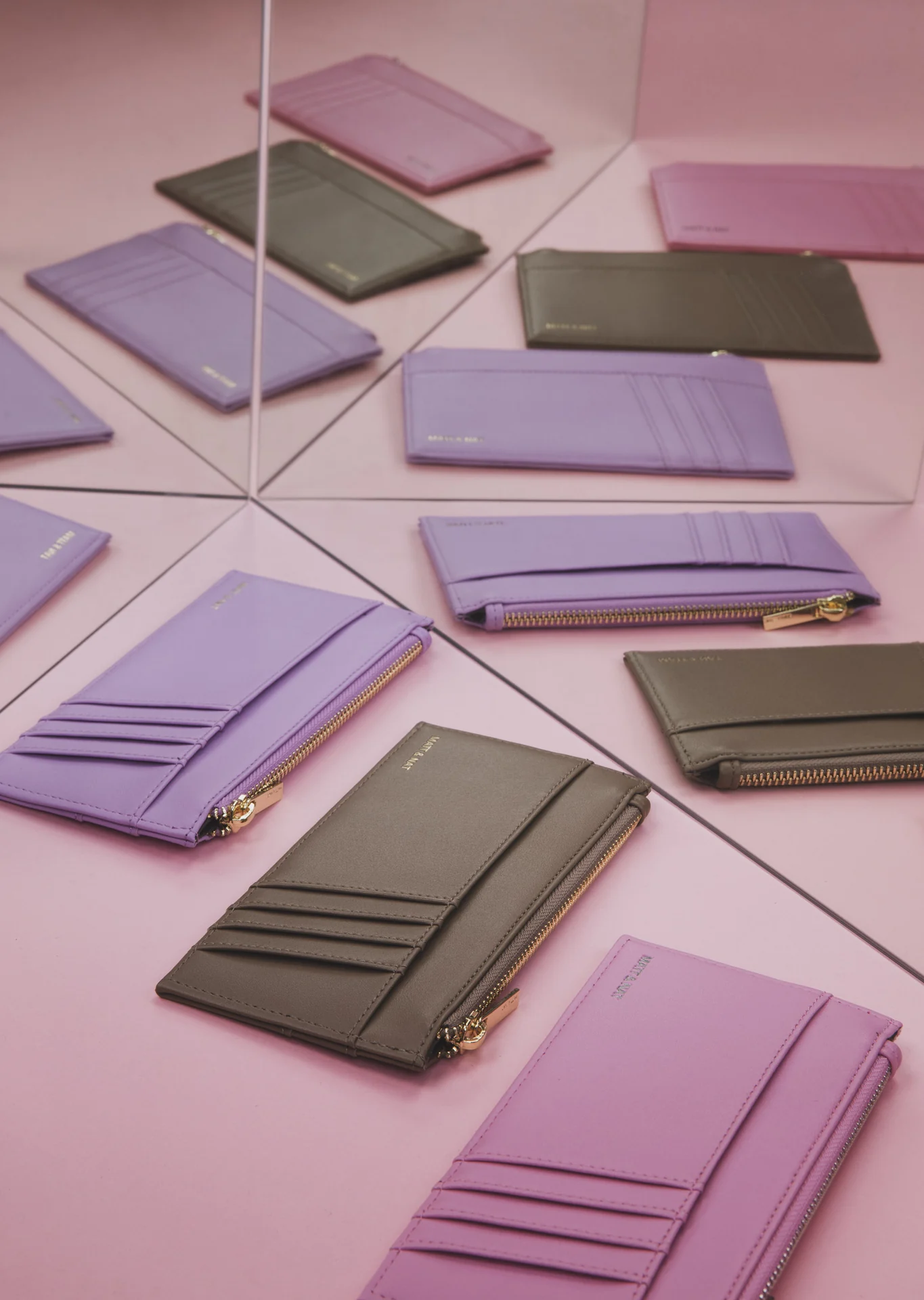 Matt & Nat : porte-cartes lilas, rose et taupe, démultipliés par des miroirs sur fond rose