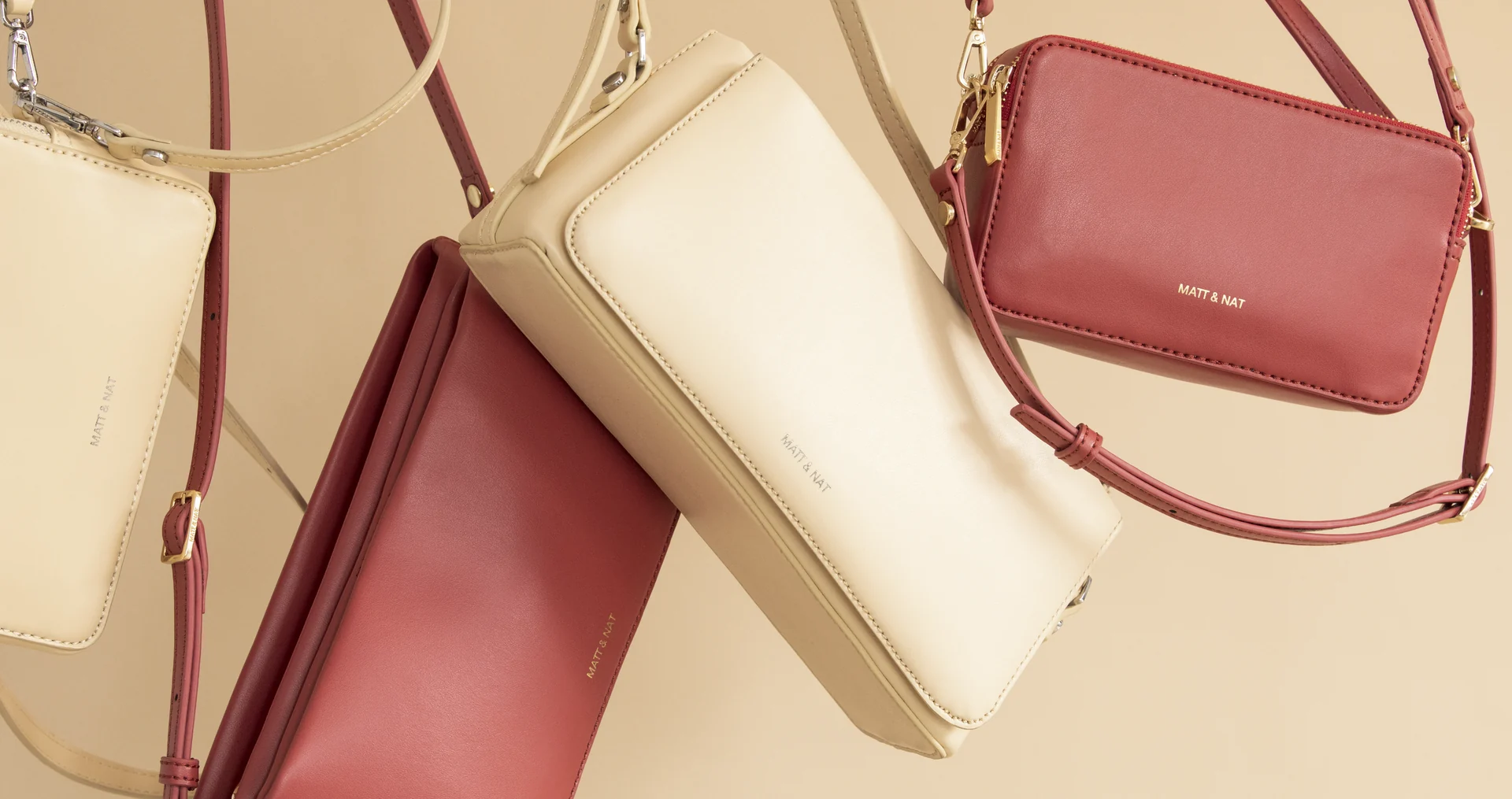 Matt & Nat : sacs crème et terracotta suspendus dans le vide, sur fond sable