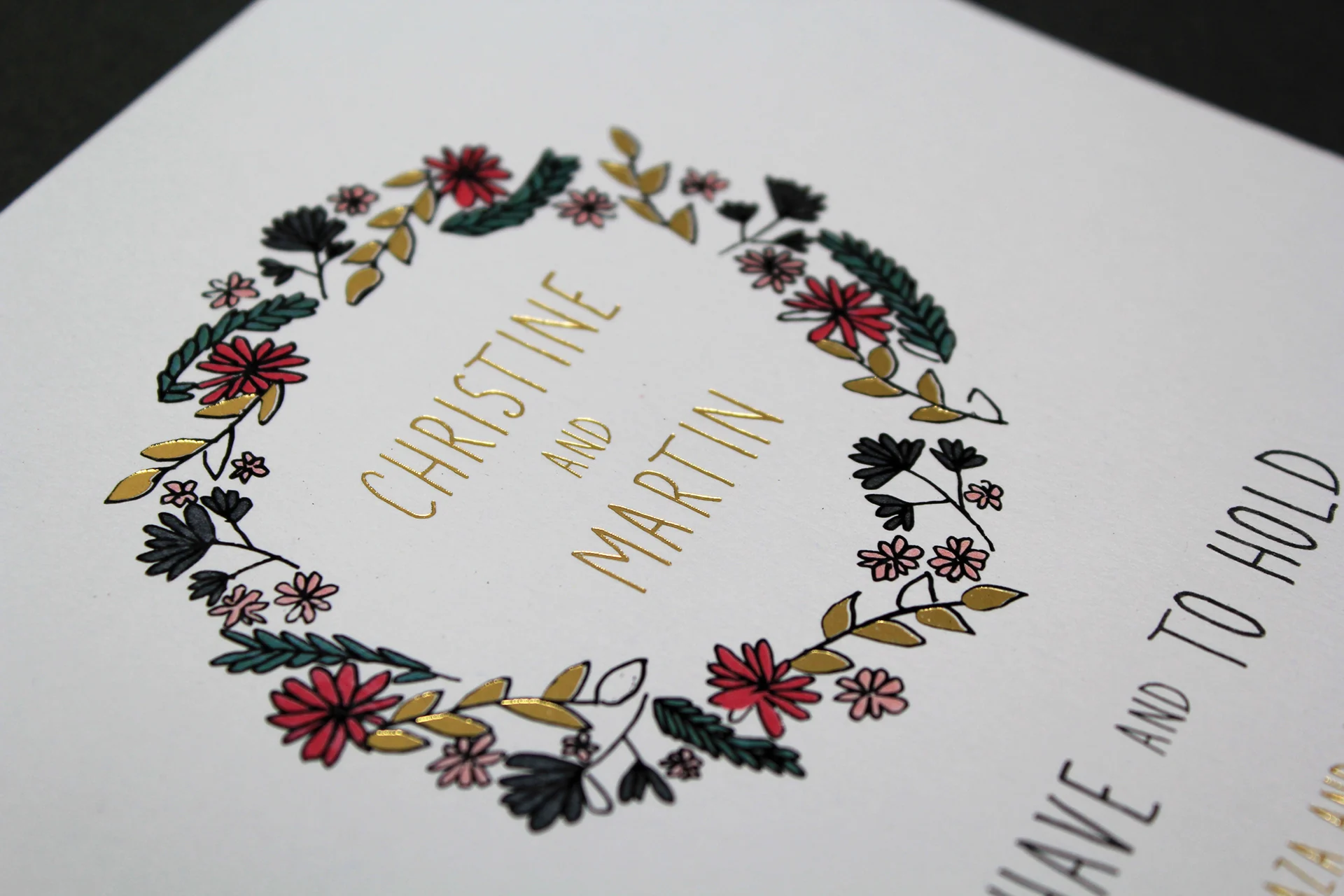 Nelly Rose Company : faire-part de mariage, une couronne de fleurs illustrée à la main, feuilles et prénoms en dorure