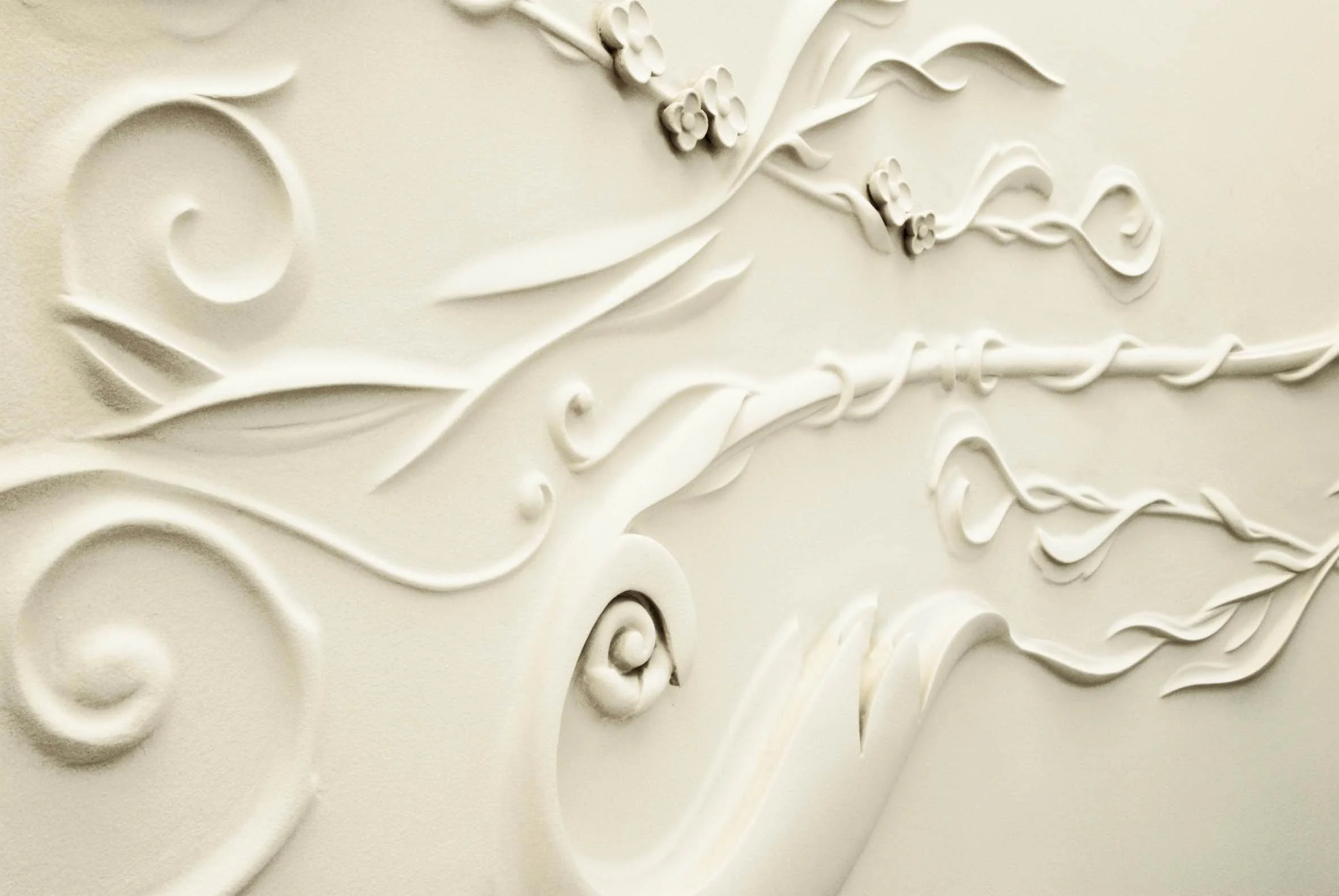 Van Cleef & Arpels, boutique place Vendôme : décor en relief de tiges, de feuilles et de fleurs