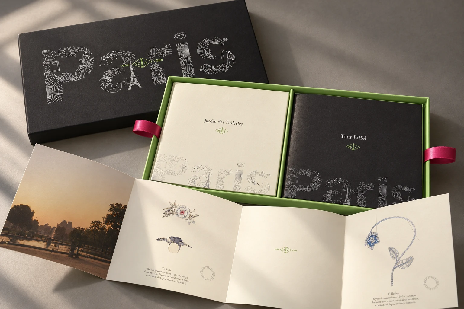 Van Cleef & Arpels, collection Une journée à Paris : le coffret noir au mot Paris dessiné au trait, ses livrets Jardin des Tuileries et Tour Eiffel, et un dépliant ouvert